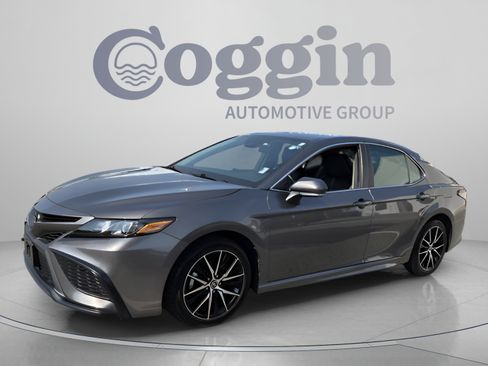 Used 2024 Toyota Camry SE FWD image 1