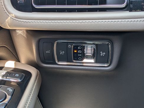 Used 2023 Lincoln Aviator 2WD w/ Premium Package image 24