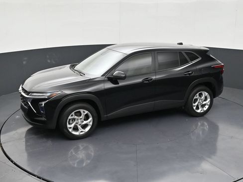 Used 2024 Chevrolet Trax LS w/ LS Convenience Package FWD image 12