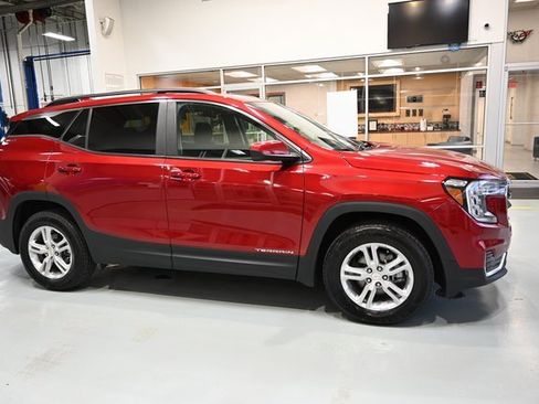 Used 2023 GMC Terrain SLE w/ Driver Convenience Package image 4
