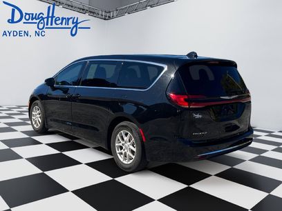 Used 2025 Chrysler Pacifica Select