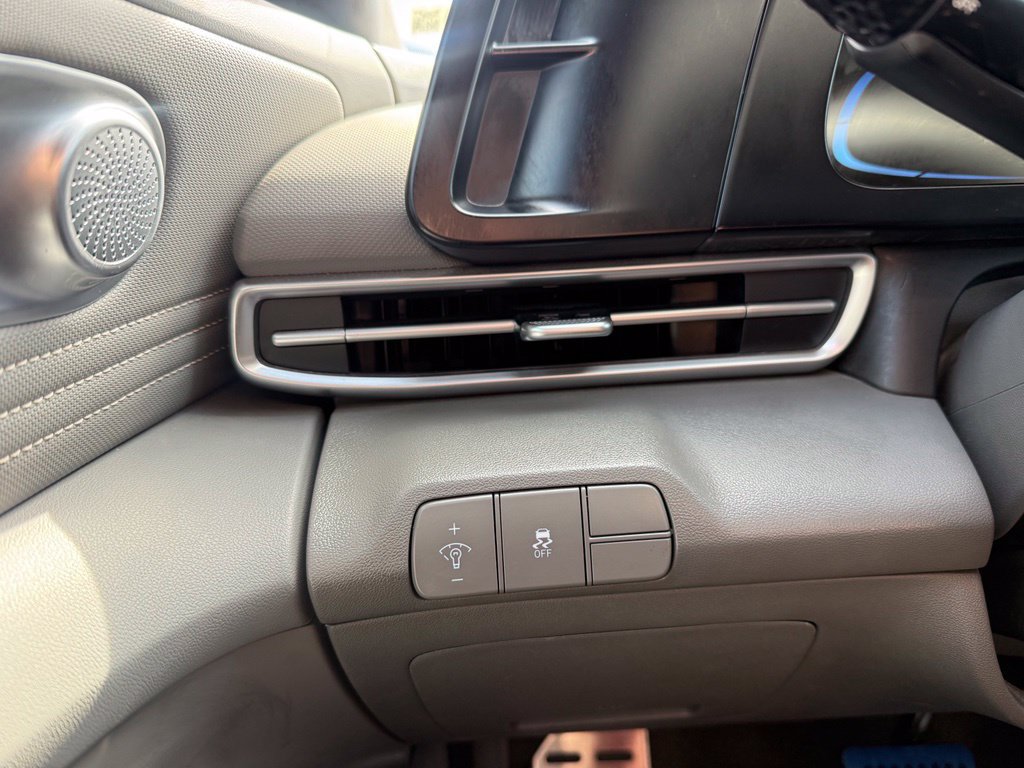 Certified 2025 Hyundai Elantra Sport FWD image 12