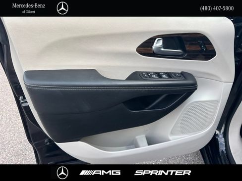 Used 2023 Chrysler Pacifica Limited FWD image 11
