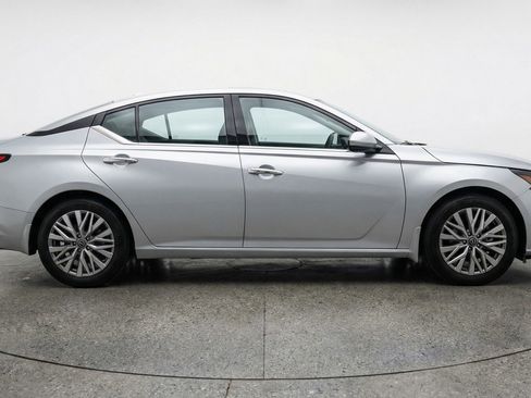 Used 2025 Nissan Altima 2.5 SV image 11