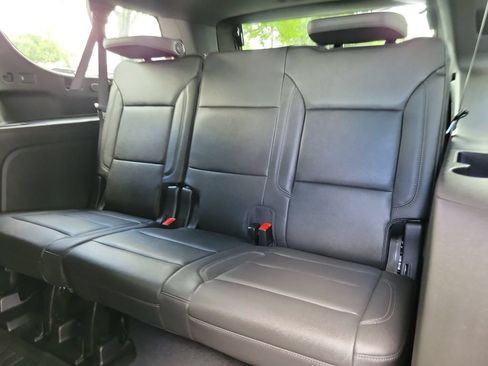 Used 2026 Chevrolet Suburban LT RWD image 11