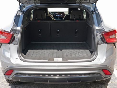 Used 2025 Chevrolet Trax RS FWD image 8