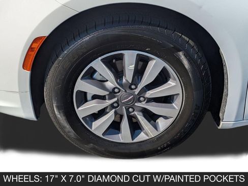 Used 2023 Chrysler Pacifica Limited image 11