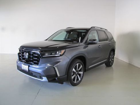 Certified 2025 Honda Pilot Touring image 1