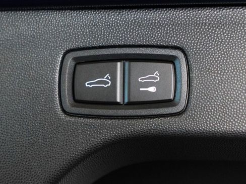 Certified 2025 Porsche Macan 4S Electric AWD/4WD image 40