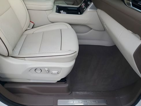 Used 2021 GMC Yukon Denali w/ Denali Premium Package image 16