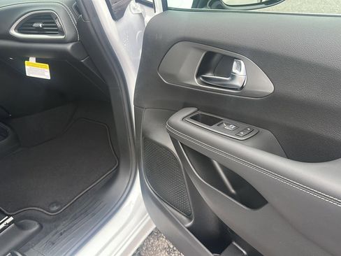 New 2026 Chrysler Pacifica Select image 8