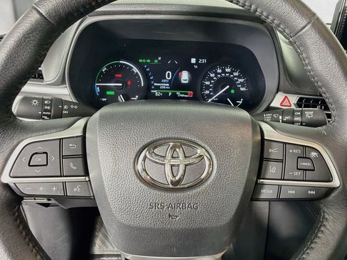 Used 2025 Toyota Sienna XLE FWD image 16