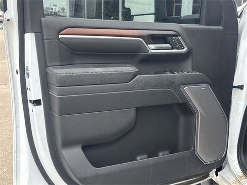 Used 2025 GMC Sierra 3500 Denali image 3