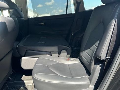 Used 2024 Toyota Highlander XLE AWD/4WD image 57