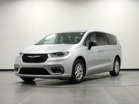 Used 2024 Chrysler Pacifica Touring-L FWD image 8