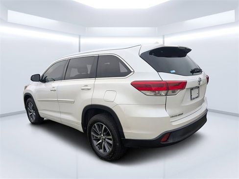 Used 2017 Toyota Highlander FWD V6 image 5