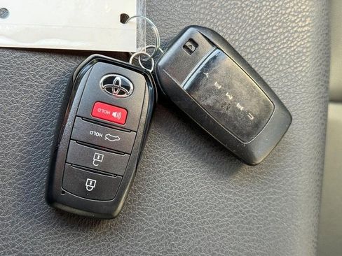 Used 2025 Toyota Camry SE image 31