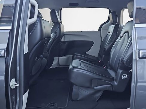 Used 2023 Chrysler Pacifica Touring-L image 13