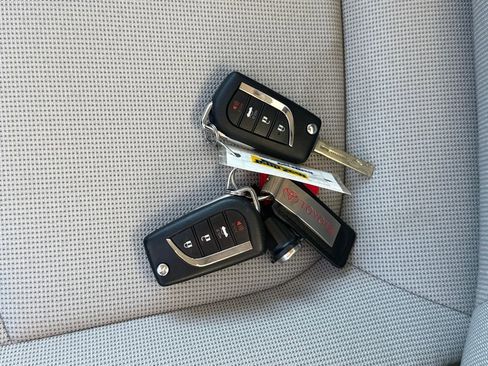 Used 2022 Toyota Corolla LE image 29