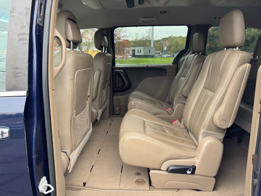 Used 2015 Chrysler Town & Country Touring w/ Driver Convenience Group FWD image 16