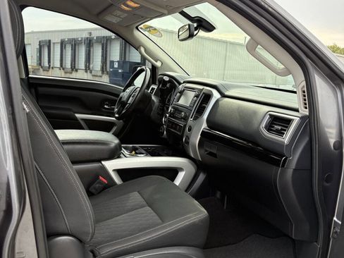 Used 2018 Nissan Titan SV w/ SV Convenience Package image 7