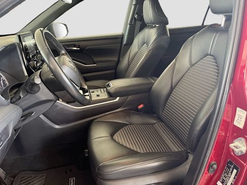 Used 2022 Toyota Highlander XSE FWD image 19