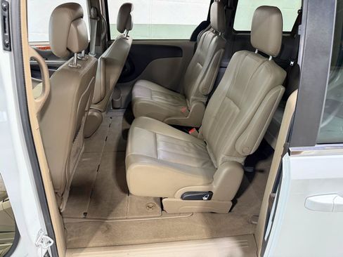 Used 2015 Chrysler Town & Country Touring FWD image 23