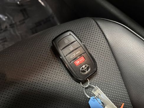 Used 2024 Toyota Highlander Limited image 27