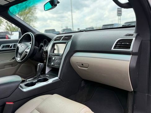 Used 2015 Ford Explorer XLT w/ Equipment Group 202B FWD image 13