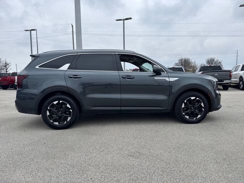 Used 2025 Kia Sorento S image 7
