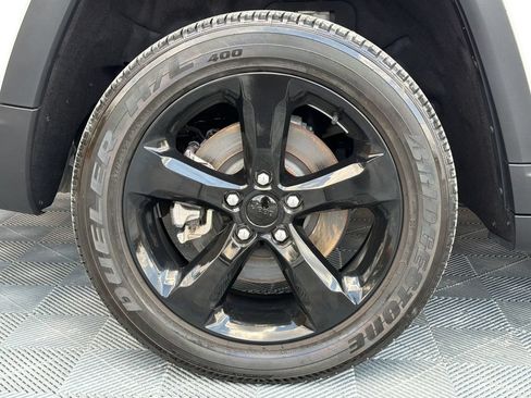 Used 2023 Jeep Grand Cherokee L Laredo RWD image 21