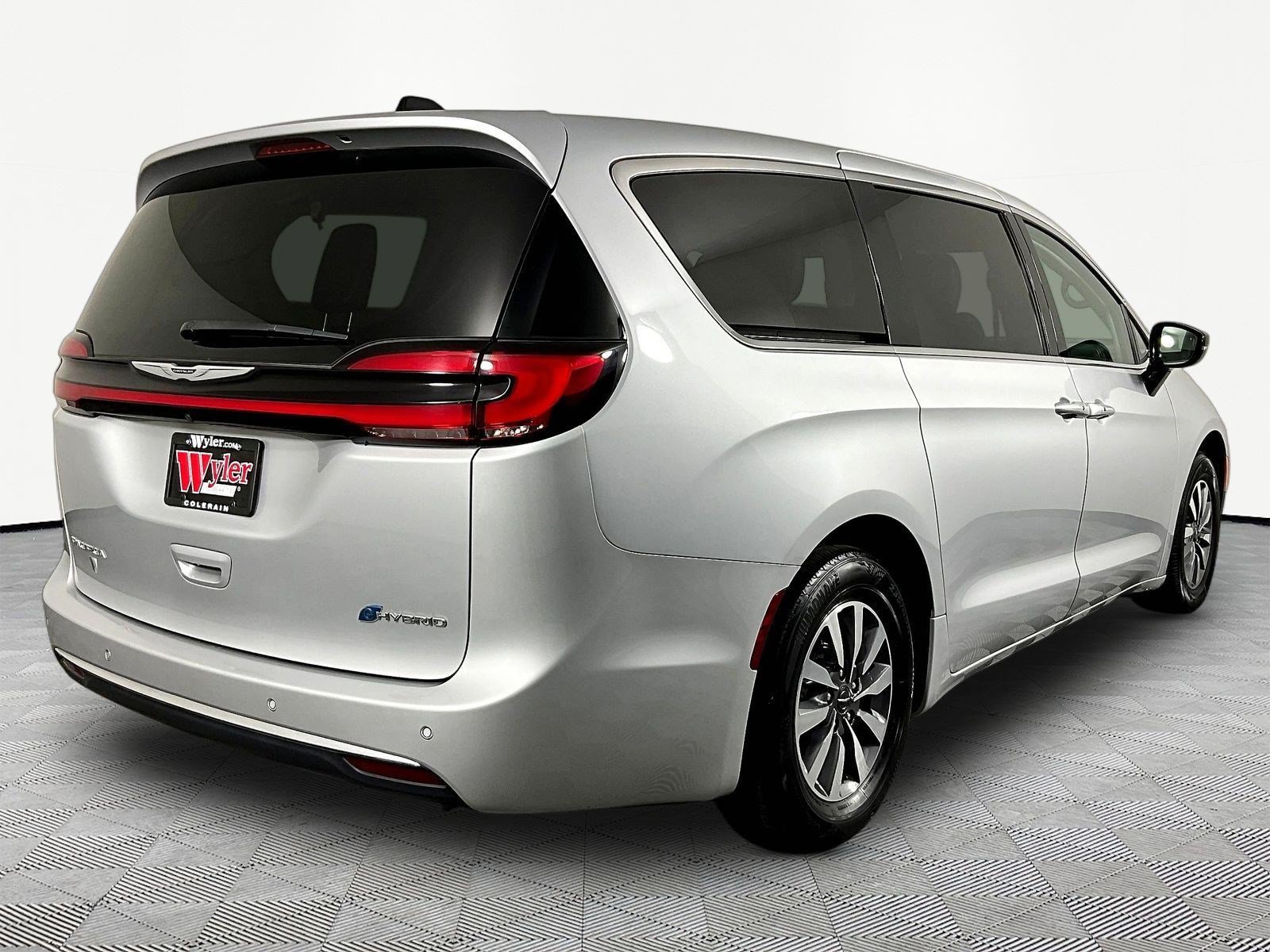 Used 2024 Chrysler Pacifica Limited FWD image 6