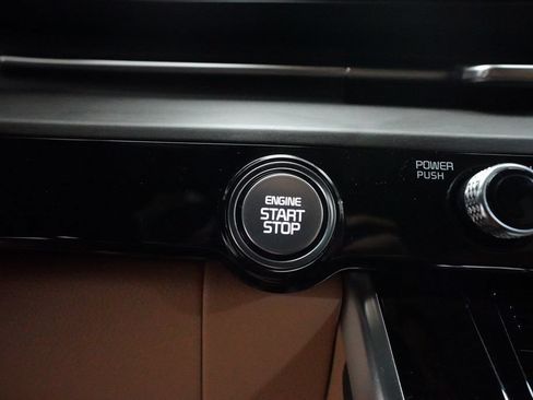Used 2024 Kia Carnival EX FWD image 32