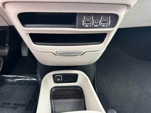 Used 2024 Chrysler Pacifica Touring-L FWD image 27