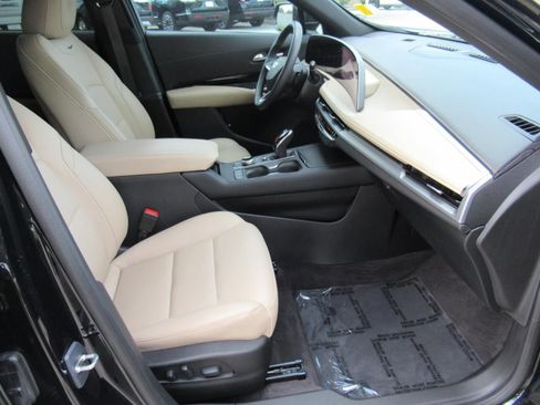 Certified 2024 Cadillac XT4 Luxury w/ Cold Weather Package FWD image 11