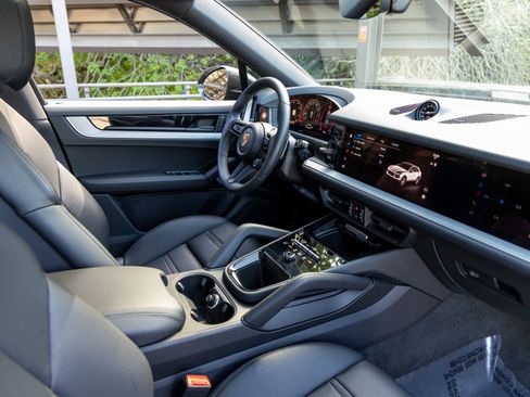 Certified 2025 Porsche Cayenne Coupe image 54