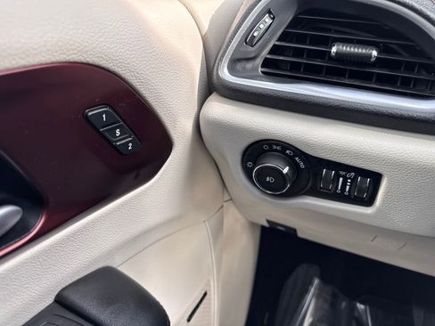 Used 2017 Chrysler Pacifica Limited image 50