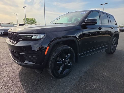 Used 2024 Jeep Grand Cherokee Altitude AWD/4WD image 3