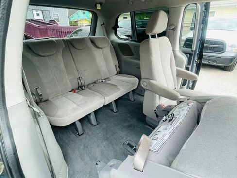 Used 2012 Kia Sedona LX w/ PWR Pkg FWD image 17