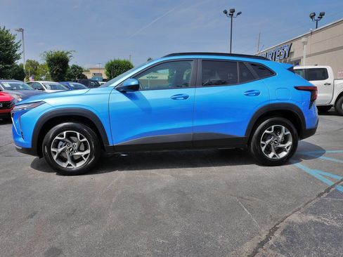 Used 2025 Chevrolet Trax LT w/ LT Convenience Package FWD image 8