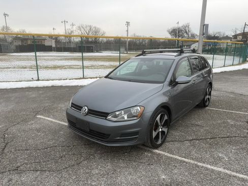 Used 2017 Volkswagen Golf S image 1