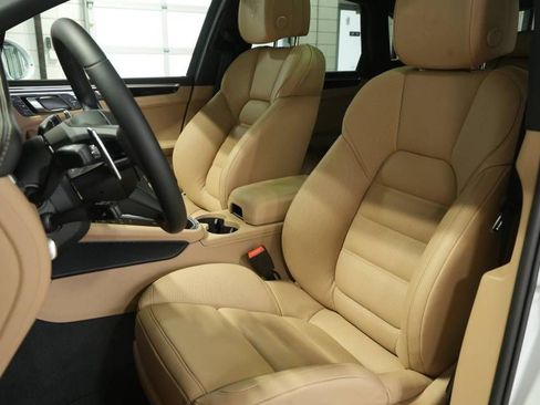 Certified 2026 Porsche Macan AWD/4WD image 5