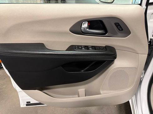 Used 2021 Chrysler Pacifica Touring-L FWD image 14