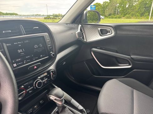 Used 2025 Kia Soul LX w/ LX Technology Package FWD image 21