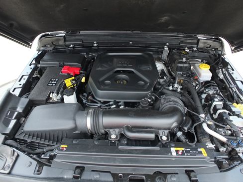 Used 2025 Jeep Wrangler Unlimited Sahara AWD/4WD image 10