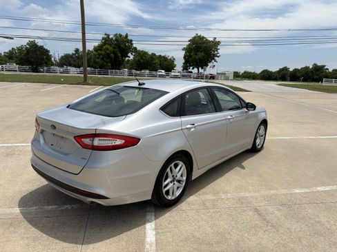 Used 2015 Ford Fusion SE FWD image 4