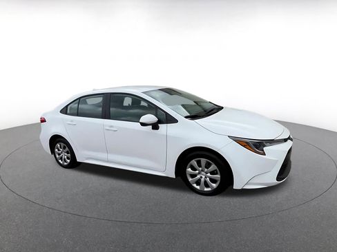 Used 2025 Toyota Corolla LE image 2