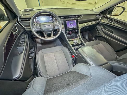 Used 2023 Jeep Grand Cherokee Laredo image 12