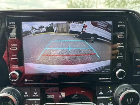 Used 2020 Toyota Highlander L AWD/4WD image 30