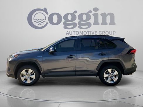 Used 2021 Toyota RAV4 XLE AWD/4WD image 2